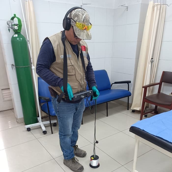 Técnico de Desatoro EB trabajando sobre un registro de desagüe